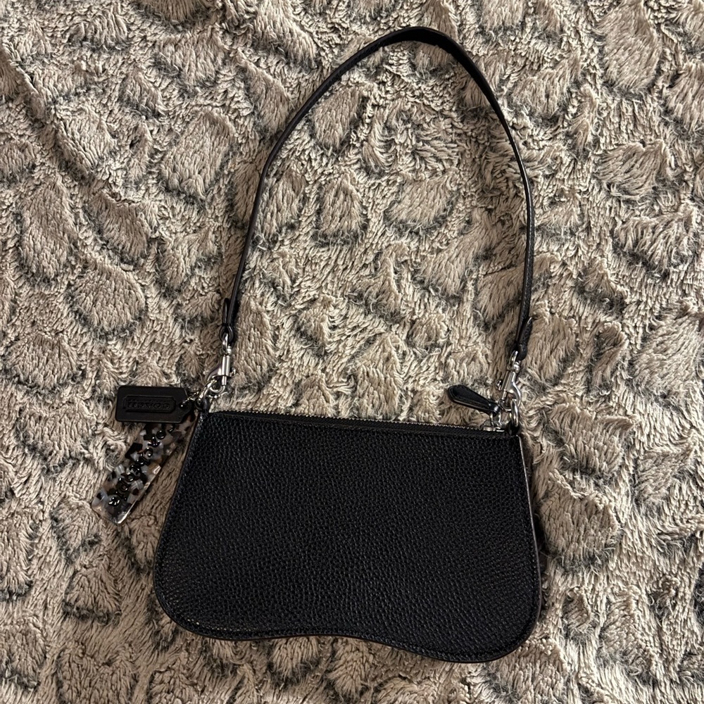 Wavy Pouch Bag In black pebbled Coachtopia Leather